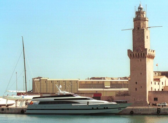 Le roi Juan Carlos Ier d'Espagne a annoncé en mai 2013 vouloir céder son yacht le Fortuna, reçu en cadeau en 2000
