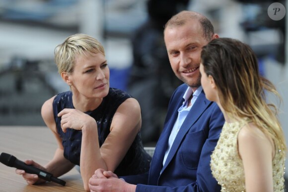Robin Wright , Francois Damiens et Sara Forestier sur le plateau du Grand Journal de Canal+ durant le 66e Festival de Cannes, le 16 mai 2013.