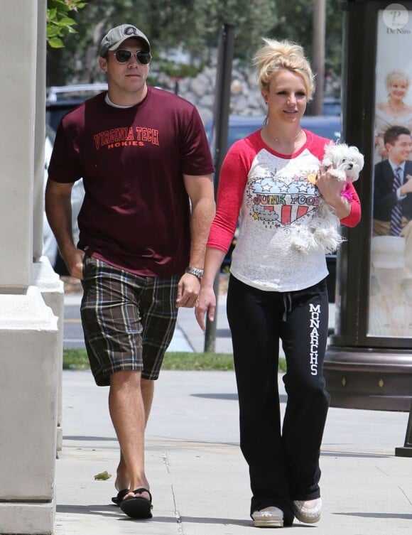 Britney Spears se balade avec son petit ami David Lucado dans les rues de Thousand Oaks, le 16 mai 2013.