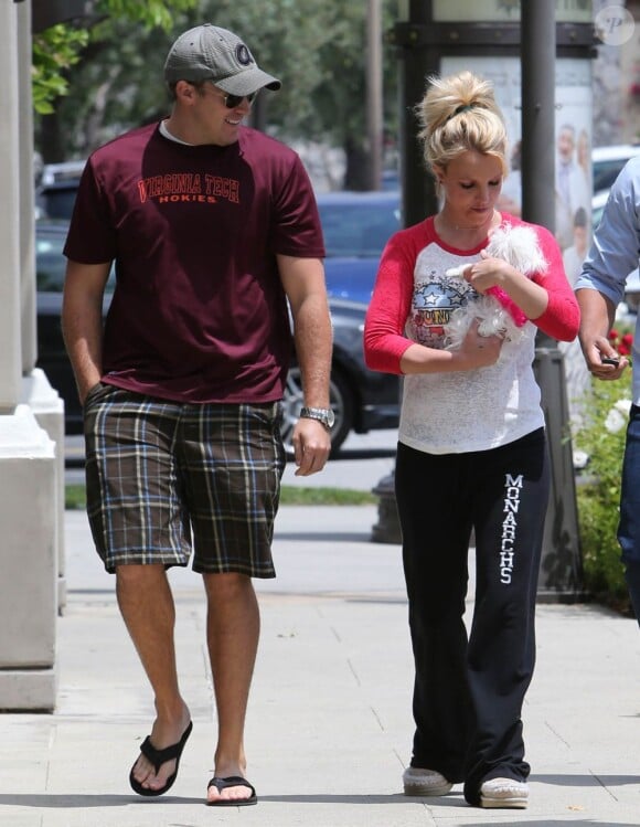 Britney Spears dans les rues de Thousand Oaks avec son petit ami Daivd Lucado, le 16 mai 2013.