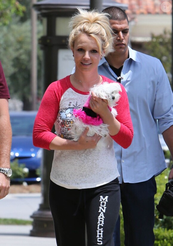Britney Spears dans les rues de Thousand Oaks avec son chien, le 16 mai 2013.