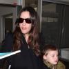 Liv Tyler et son fils Milo arrivant à l'aeroport de Nice pour le 66e Festival de Cannes. le 16 mai 2013