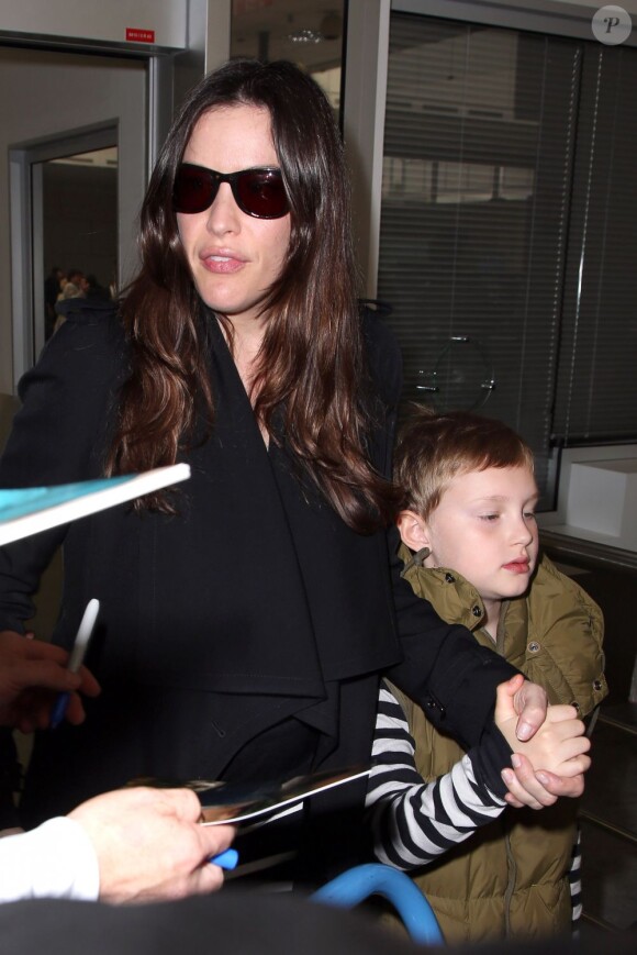 Liv Tyler et son fils Milo arrivant à l'aeroport de Nice pour le 66e Festival de Cannes. le 16 mai 2013
