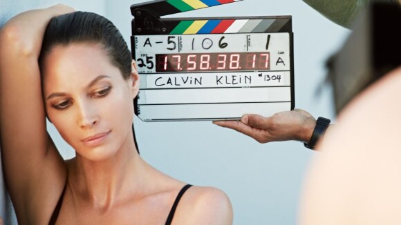 Christy Turlington, 44 ans, renfile ses sous-vêtements pour Calvin Klein