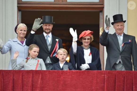 La famille royale de Norvège au balcon du palais, à Oslo, le 17 mai 2013, pour le traditionnel salut à la parade des enfants marquant la Fête nationale ou Jour de la constitution.