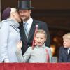 La famille royale de Norvège (Mette-Marit tendre avec Haakon, et leurs enfants Ingrid Alexandra et Sverre Magnus) au balcon du palais, à Oslo, le 17 mai 2013, pour le traditionnel salut à la parade des enfants marquant la Fête nationale ou Jour de la constitution.