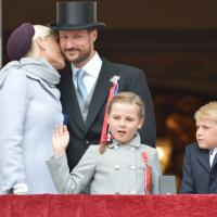 Mette-Marit de Norvège et Sverre câlins, Marius playboy pour la Fête nationale !