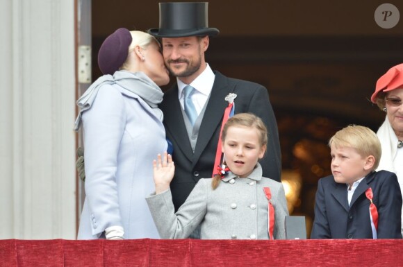 La famille royale de Norvège (Mette-Marit tendre avec Haakon, et leurs enfants Ingrid Alexandra et Sverre Magnus) au balcon du palais, à Oslo, le 17 mai 2013, pour le traditionnel salut à la parade des enfants marquant la Fête nationale ou Jour de la constitution.