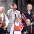 Le prince Haakon de Norvège, la princesse Mette-Marit et leurs enfants, le grand Marius, la princesse Ingrid Alexandra et le prince Sverre Magnus, sur le perron de la résidence royale de Skaugum le 17 mai 2013, en habit traditionnel pour la Fête nationale norvégienne (jour de la constitution).
