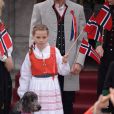 Le prince Haakon de Norvège, la princesse Mette-Marit et leurs enfants, le grand Marius, la princesse Ingrid Alexandra et le prince Sverre Magnus, sur le perron de la résidence royale de Skaugum le 17 mai 2013, en habit traditionnel pour la Fête nationale norvégienne (jour de la constitution).