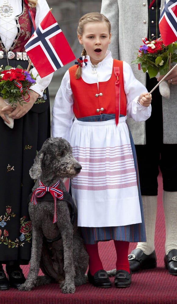 Ingrid Alexandra tient bon, malgré la fatigue... Le prince héritier Haakon de Norvège, la princesse Mette-Marit et leurs enfants, le grand Marius, la princesse Ingrid Alexandra et le prince Sverre Magnus, sur le perron de la résidence royale de Skaugum le 17 mai 2013, en habit traditionnel pour la Fête nationale norvégienne (jour de la constitution).