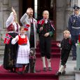 Le prince héritier Haakon de Norvège, la princesse Mette-Marit et leurs enfants, le grand Marius, la princesse Ingrid Alexandra et le prince Sverre Magnus, sur le perron de la résidence royale de Skaugum le 17 mai 2013, en habit traditionnel pour la Fête nationale norvégienne (jour de la constitution).