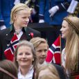 Marius se fait des ami(e)s... Le prince héritier Haakon de Norvège, la princesse Mette-Marit et leurs enfants, le grand Marius, la princesse Ingrid Alexandra et le prince Sverre Magnus, sur le perron de la résidence royale de Skaugum le 17 mai 2013, en habit traditionnel pour la Fête nationale norvégienne (jour de la constitution).
