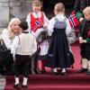 Le prince héritier Haakon de Norvège, la princesse Mette-Marit et leurs enfants, le grand Marius, la princesse Ingrid Alexandra et le prince Sverre Magnus, sur le perron de la résidence royale de Skaugum le 17 mai 2013, en habit traditionnel pour la Fête nationale norvégienne (jour de la constitution).