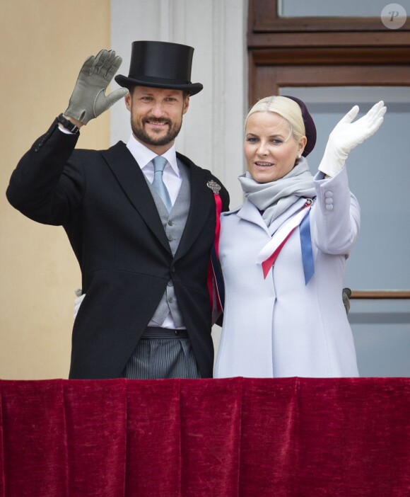Le prince Haakon et la princesse Mette-Marit de Norvège au balcon du palais royal à Oslo pour la Fête nationale le 17 mai 2013.