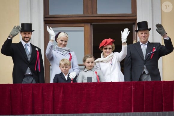 Le prince Haakon et la princesse Mette-Marit de Norvège avec leurs enfants et le couple royal au balcon du palais royal à Oslo pour la Fête nationale le 17 mai 2013.