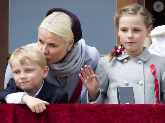La princesse Mette-Marit de Norvège avec ses enfants Sverre Magnus et Ingrid Alexandra au balcon du palais royal à Oslo pour la Fête nationale le 17 mai 2013.