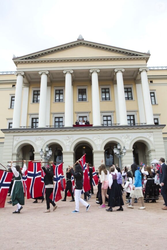 La famille royale de Norvège observe la parade des enfants depuis le balcon du palais royal à Oslo pour la Fête nationale le 17 mai 2013.