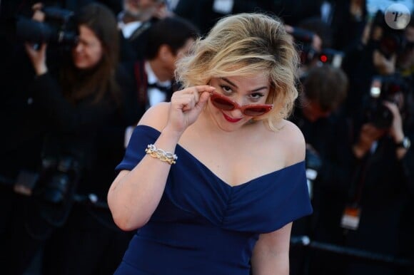 Marilou Berry amusée sur le tapis rouge du Palais des Festivals pour la projection du film Le Passé, à la 66e édition du Festival de Cannes, le 17 mai 2013.