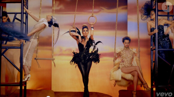 La très jolie Jennifer Lopez, dans son nouveau clip "Live it up" avec le rappeur Pitbull, dévoilé le 17 mai 2013.