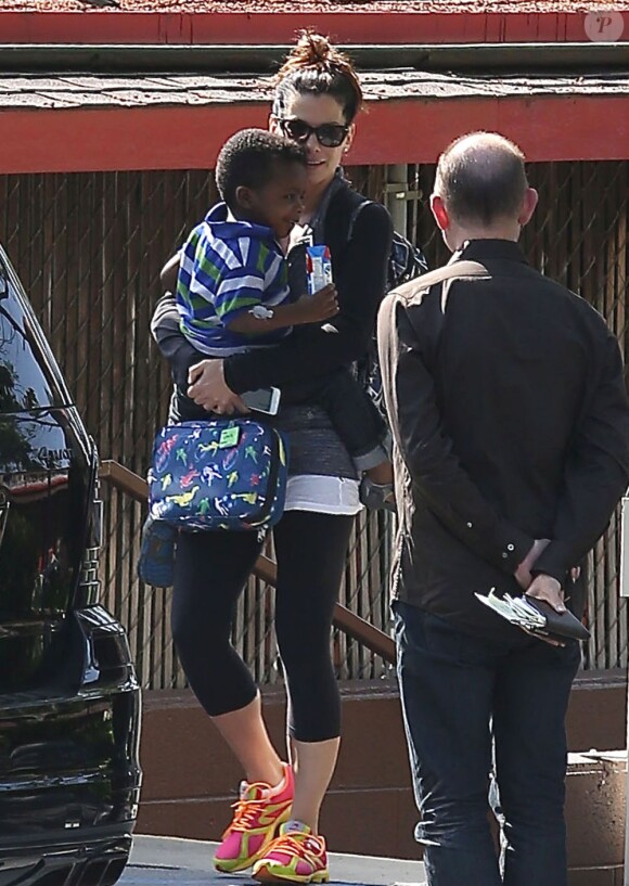 Sandra Bullock va chercher son fils Louis à l'école à Los Angeles, le 17 mai 2013.