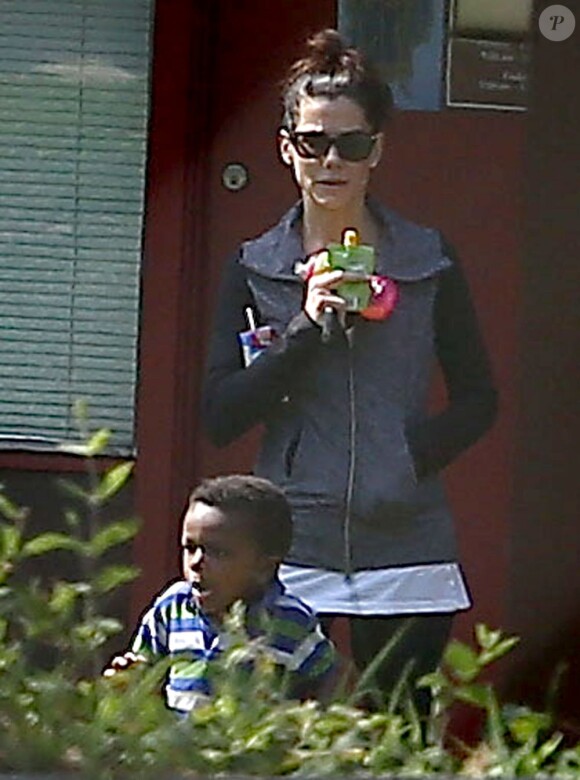 Sandra Bullock va chercher son jeune fils Louis à l'école à Los Angeles, le 17 mai 2013.
