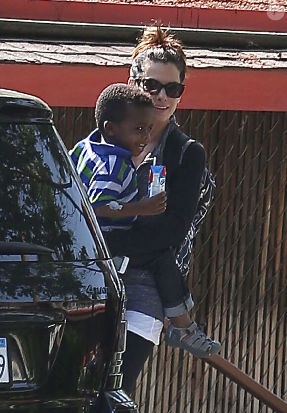 Sandra Bullock va récupérer son fils Louis à l'école à Los Angeles, le 17 mai 2013.
