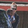 La jolie Sandra Bullock va chercher son fils Louis à l'école à Los Angeles, le 17 mai 2013.