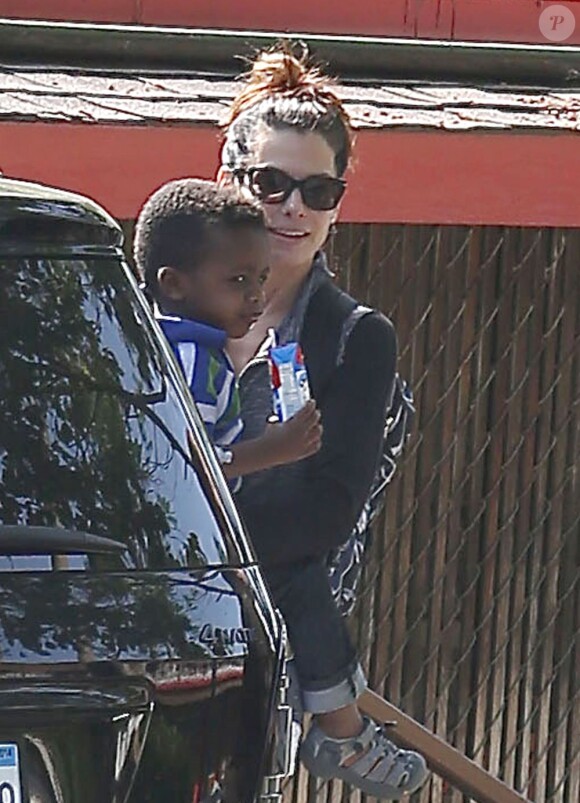 La jolie Sandra Bullock va chercher son fils Louis à l'école à Los Angeles, le 17 mai 2013.