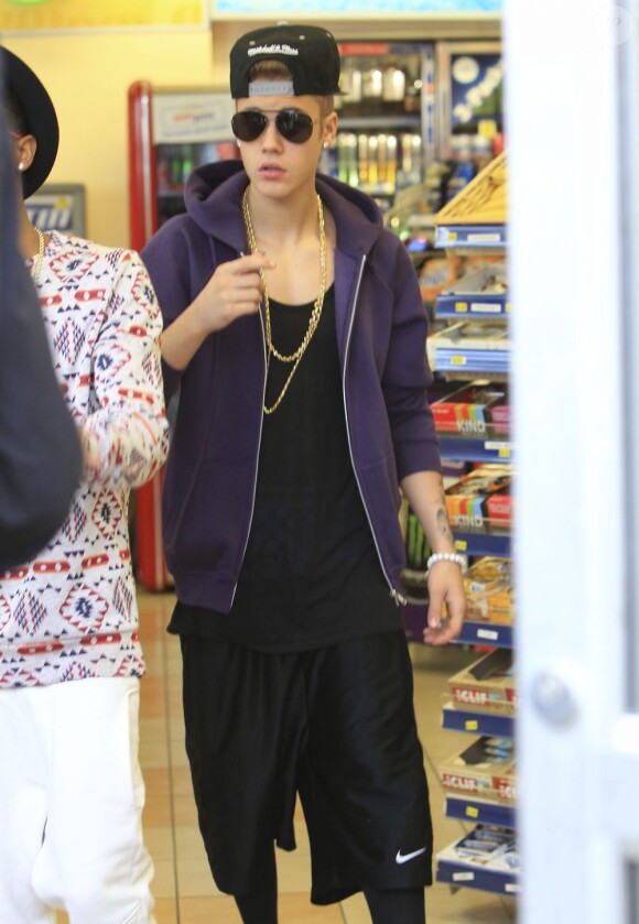 Le chanteur Justin Bieber s'arrête à une station service pour acheter à manger à Hollywood, le 16 mai 2013.