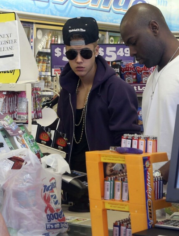 Justin Bieber s'arrête à une station service pour acheter à manger à Hollywood, le 16 mai 2013.