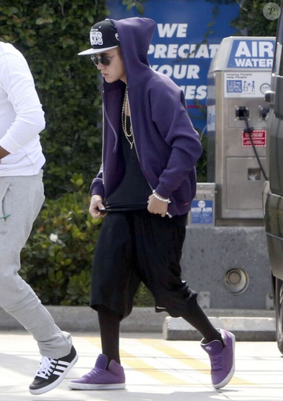 Justin Bieber s'arrête à une station service pour acheter à manger à Hollywood, le 16 mai 2013.