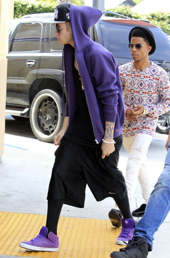 Justin Bieber s'arrête à une station service pour acheter à manger à Hollywood, le 16 mai 2013.