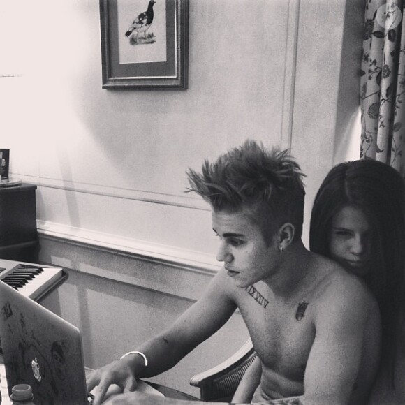 Justin Bieber et Selena Gomez enlacés, le 26 avril 2013.