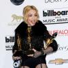 Madonna prend la pose avec ses trophées lors des Billboard Music Awards à Las Vegas, le 19 mai 2013.