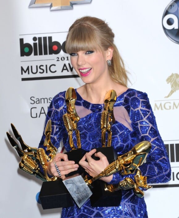 Taylor Swift et ses trophées lors des Billboard Music Awards à Las Vegas, le 19 mai 2013.