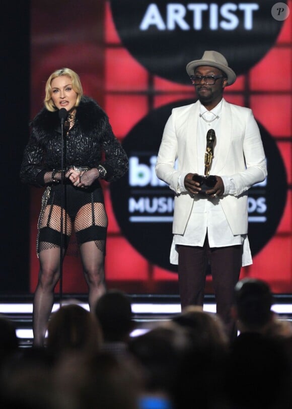 Madonna et will.i.am sur la scène des Billboard Music Awards 2013, au MGM Grand Garden Arena de Las Vegas, le 19 mai 2013.