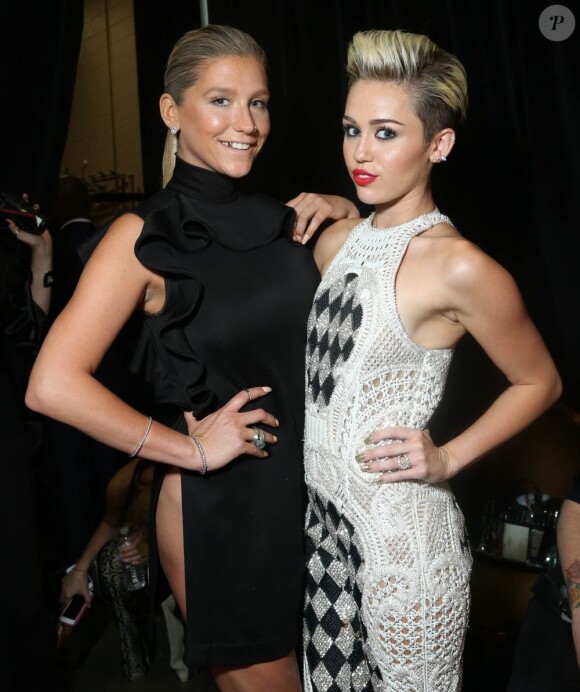 Kesha et Miley Cyrus à la cérémonie des Billboard Music Awards 2013, au MGM Grand Garden Arena de Las Vegas, le 19 mai 2013.