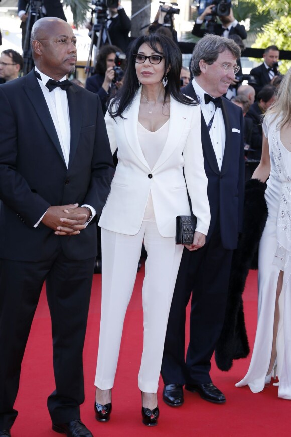 La ministre Yamina Benguigui entourée de réalisateurs francophones lors de la Montée des marches du film Le Passé. 66e Festival du film de Cannes, le 17 mai 2013