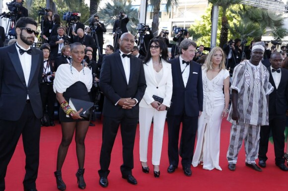 La ministre Yamina Benguigui entourée de réalisateurs francophones lors de la Montée des marches du film Le Passé. 66e Festival du film de Cannes, le 17 mai 2013