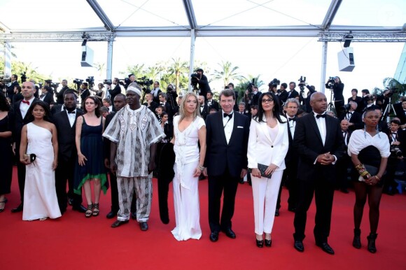 La ministre Yamina Benguigui entourée de réalisateurs francophones lors de la Montée des marches du film Le Passé. 66e Festival du film de Cannes, le 17 mai 2013