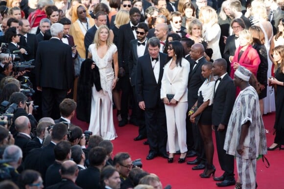 La ministre Yamina Benguigui, tout de blanc vêtue, entourée de réalisateurs francophones lors de la Montée des marches du film Le Passé. 66e Festival du film de Cannes, le 17 mai 2013