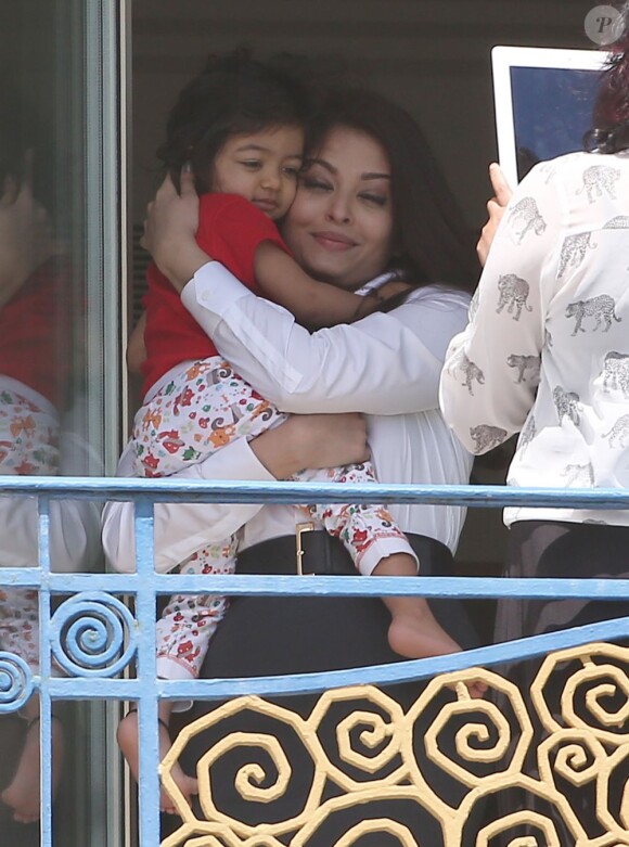 Chic, Aishwarya Rai prend quelques photos avec sa fille Aaradhya pour le 1er passage cannois de la petite, à l'Hôtel Martinez, à Cannes le 19 mai 2013.