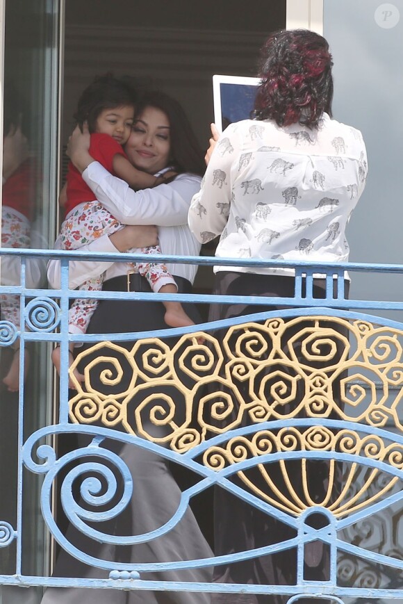 Aishwarya Rai et sa fille Aaradhya prennent la pose à l'Hôtel Martinez, à Cannes le 19 mai 2013.