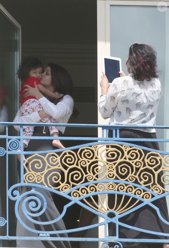 Aishwarya Rai et sa fille Aaradhya à l'Hôtel Martinez, à Cannes le 19 mai 2013.