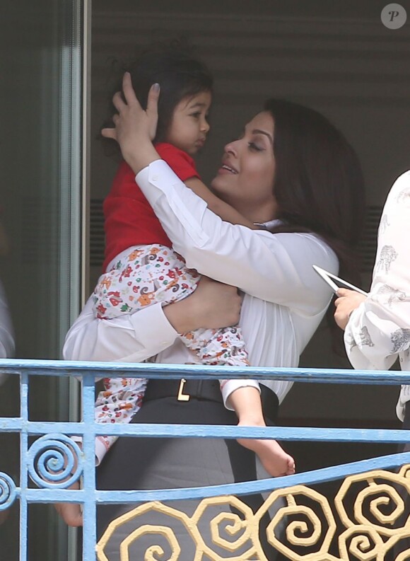 Aishwarya Rai prend quelques photos avec sa fille Aaradhya à l'Hôtel Martinez, à Cannes le 19 mai 2013.