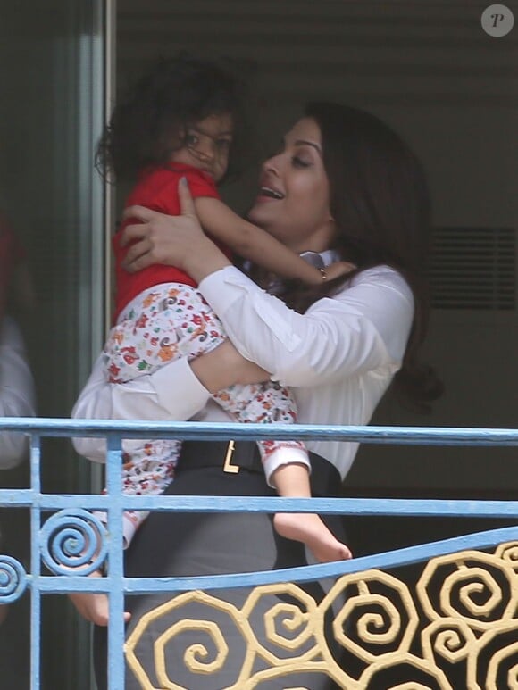 Aishwarya Rai et sa fille Aaradhya en séance photo au balcon de sa chambre à l'Hôtel Martinez, à Cannes le 19 mai 2013.