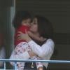 Aishwarya Rai câline tendrement sa fille Aaradhya à l'Hôtel Martinez, à Cannes le 19 mai 2013.
