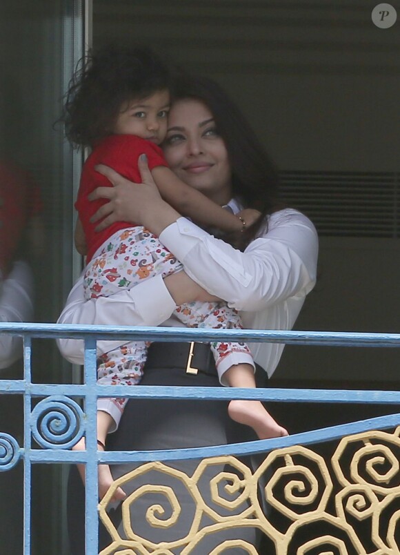 Aishwarya Rai et sa fille Aaradhya à l'Hôtel Martinez, à Cannes le 19 mai 2013.