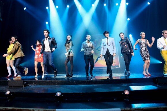 La troupe du spectacle - Aurore Delplace de l'émission The Voice 2 intègre la troupe du spectacle musical Salut les copains, au théâtre des Folies Bergère, à Paris le 16 mai 2013.